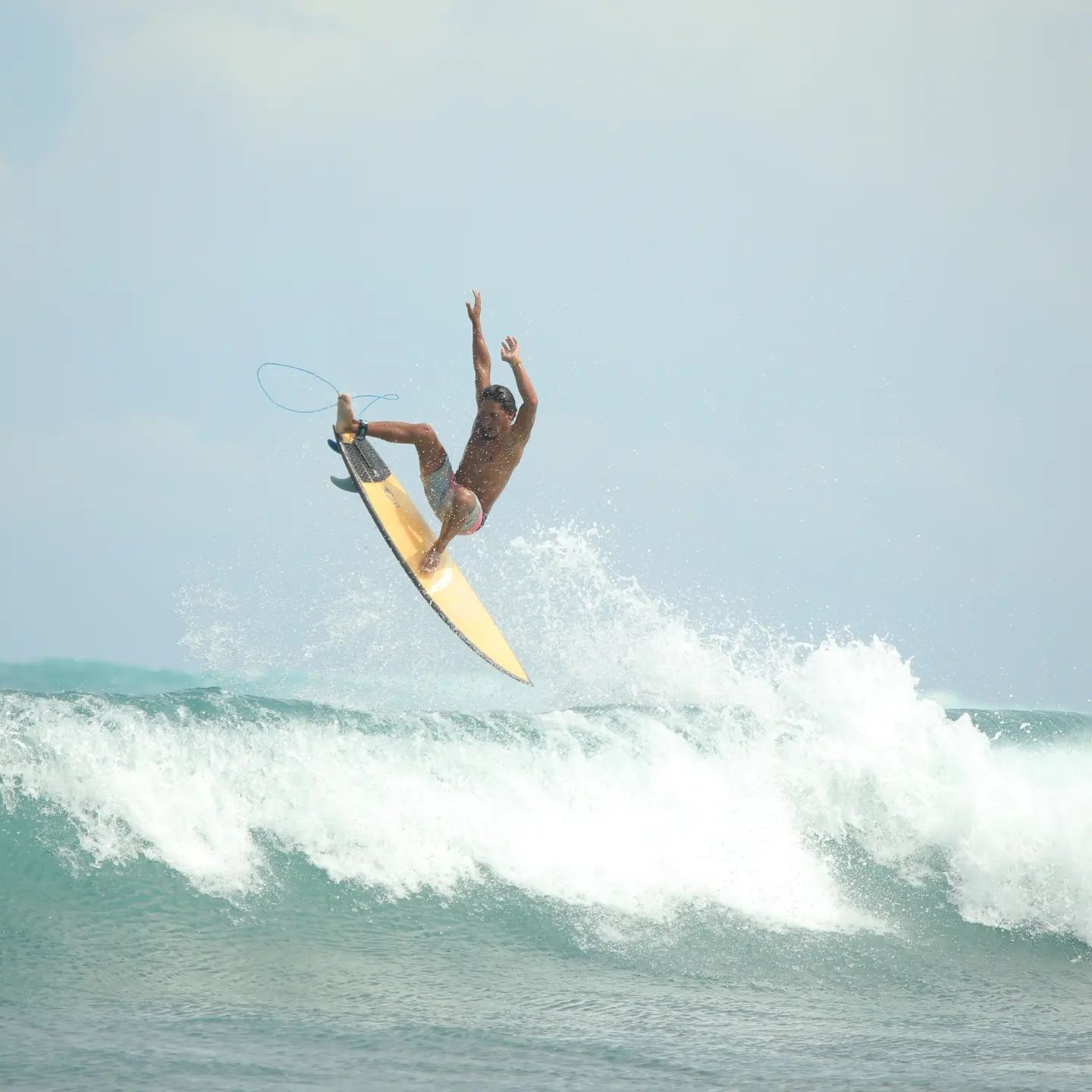 Photo by Roy Reef on May 06, 2024. May be an image of surfboard, wetsuit and water.